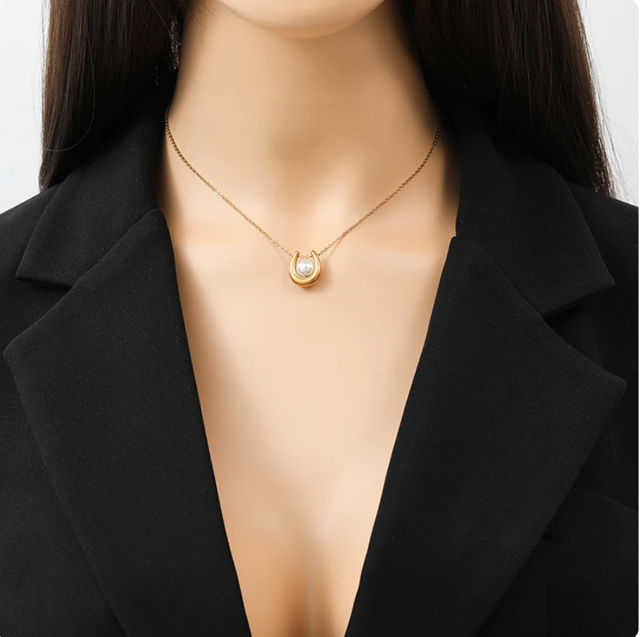 U-Shaped Pearl Pendant Necklace