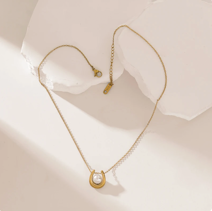 U-Shaped Pearl Pendant Necklace